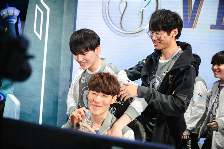 爱游戏体育-包含JackeyLove巅峰对决,Rookie与70激战尤文图斯分钟,战术调整胜负难料!的词条